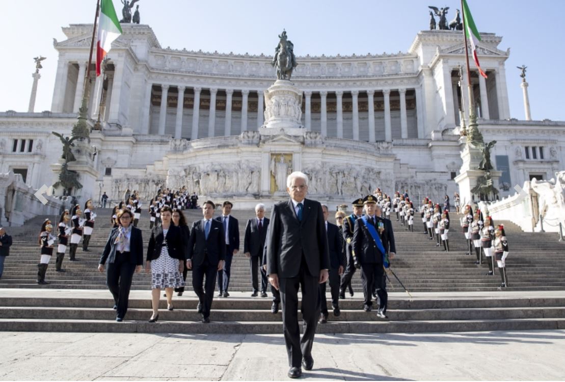 25 aprile, Mattarella depone una corona d’alloro sulla Tomba del Milite Ignoto [VIDEO]