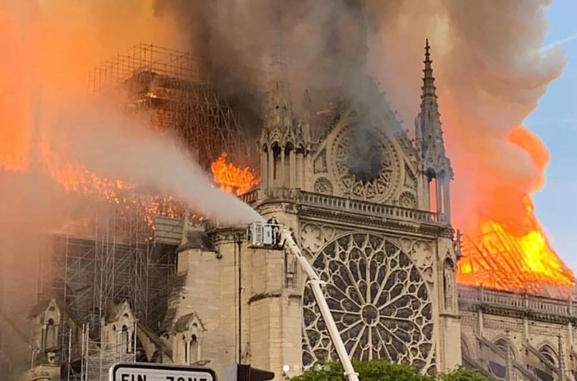 INCENDIO DEVASTANTE | Brucia Notre Dame, crollata la guglia della cattedrale [VIDEO]