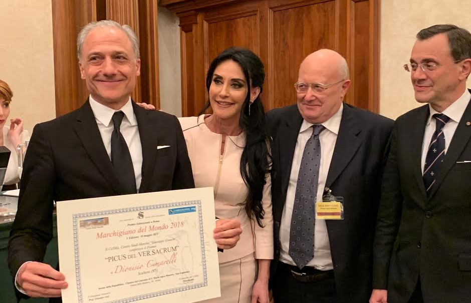 FOTO | Francesca Alderisi (Fi) premia il Maestro Dionisio Cimarelli, Marchigiano dell’Anno nel Mondo