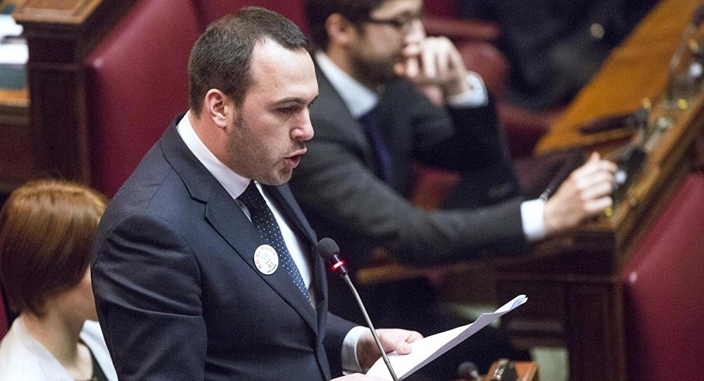 Di Stefano (M5S) contro Salvini: “Bacia il rosario per pulirsi la coscienza”