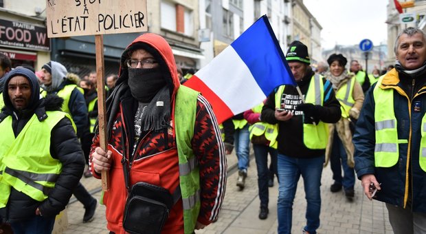 VIDEO | Gilet Gialli a Parigi, cori e fischi contro polizia. Volti incappucciati tra i manifestanti