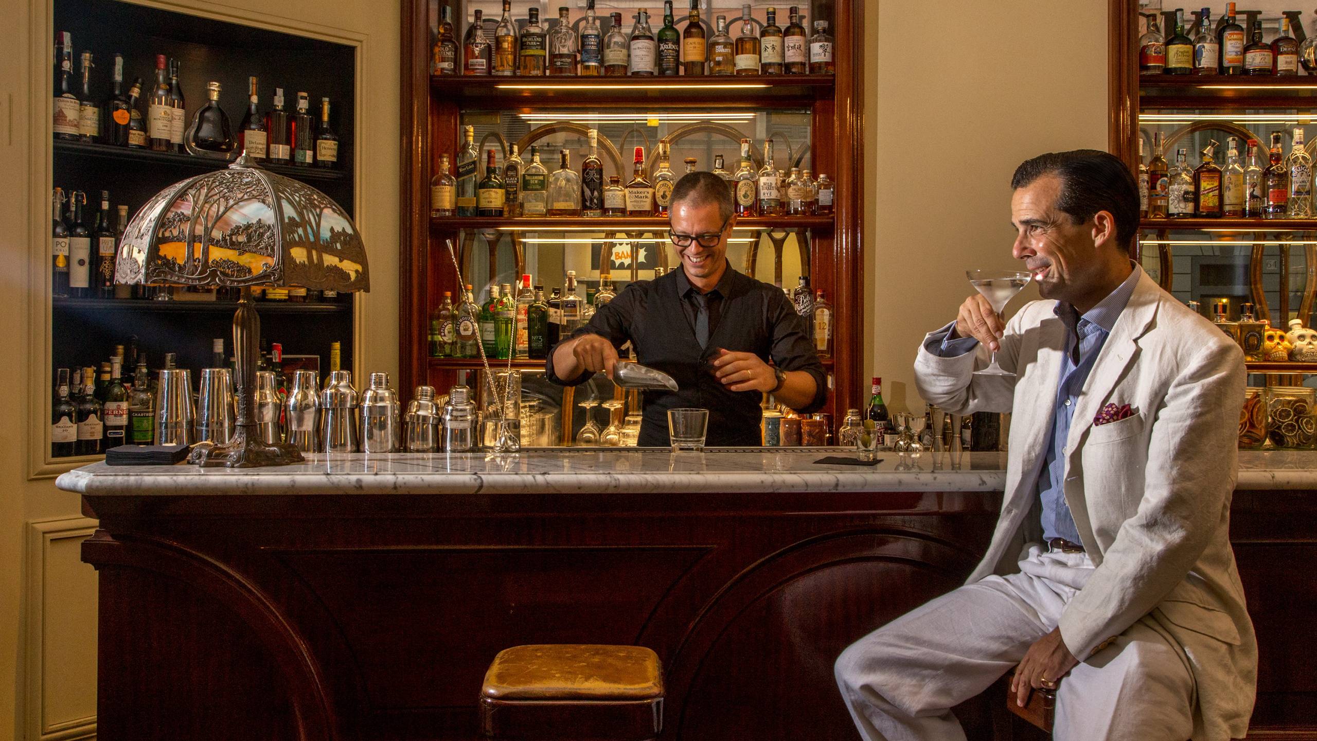 Il bar manager dell’Hotel Locarno di Roma: “Qui passano molti politici, ne sento di tutti i colori”