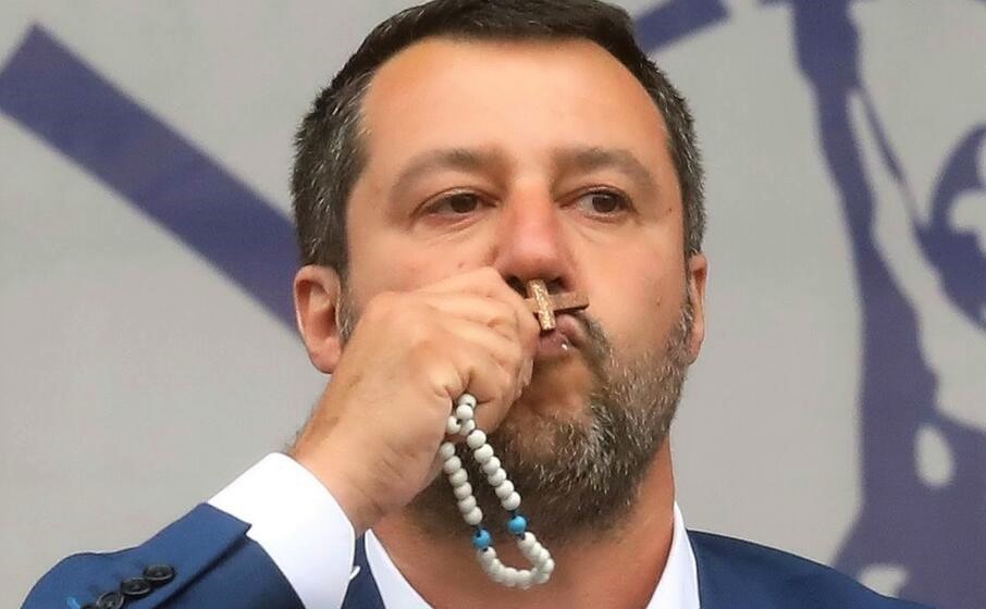 Caro Salvini, Cristo non è una bandiera politica