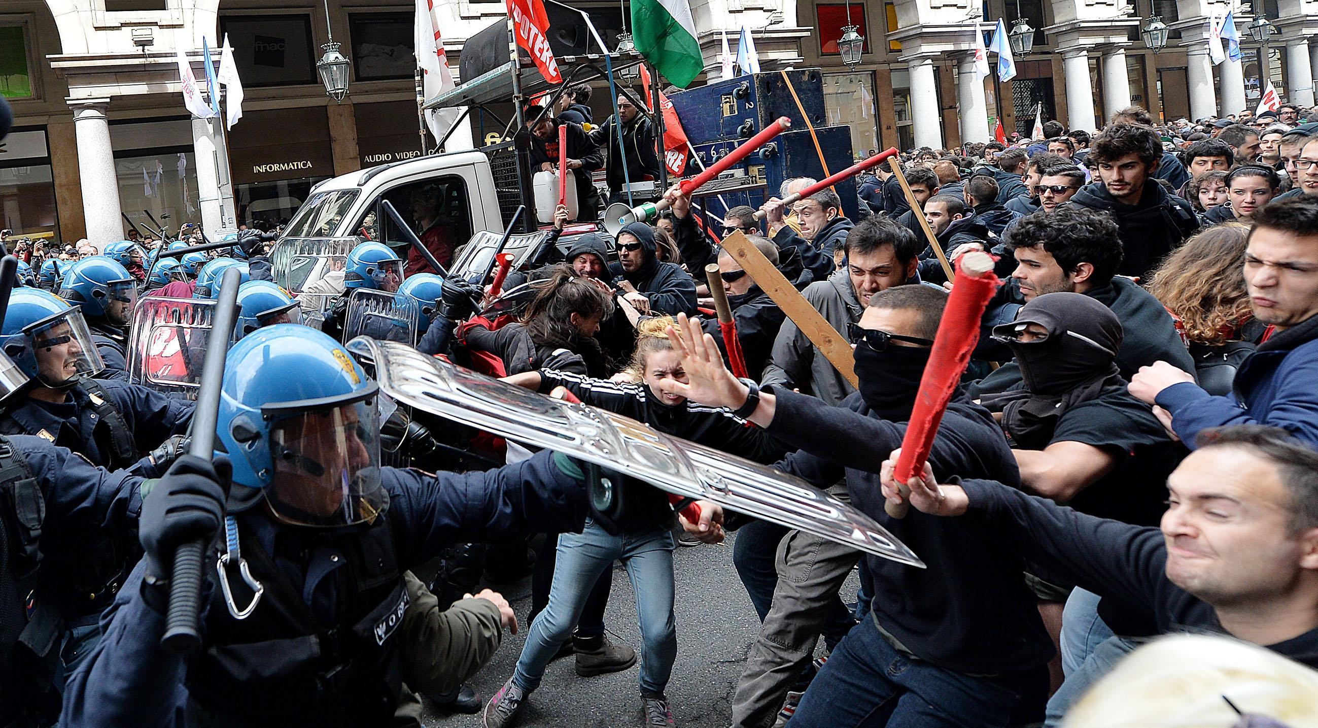 Scontri al corteo No Tav a Torino, polizia carica i manifestanti [VIDEO]