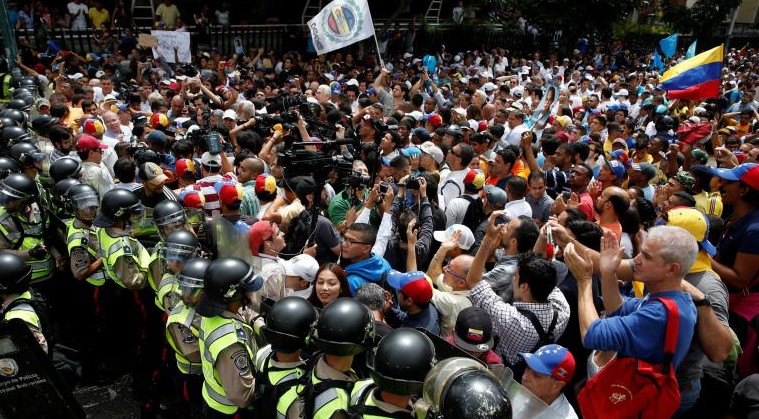 Venezuela, dopo gli scontri di ieri un morto e 59 feriti. Primo maggio di protesta a Caracas [VIDEO]
