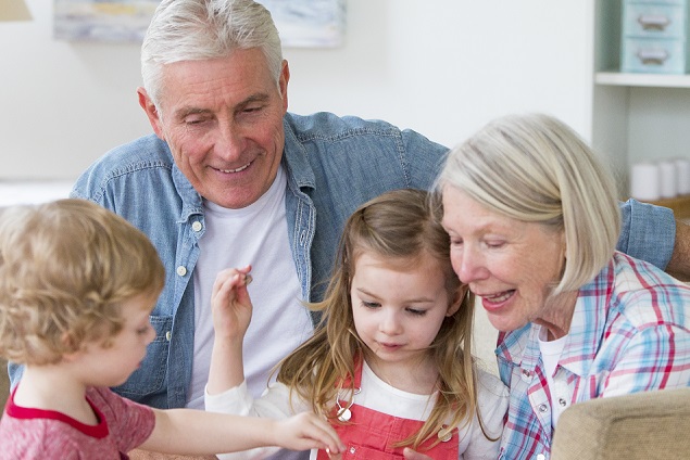 Nonni attivi anche d’estate: per un italiano su due (58%) figli in vacanza con loro