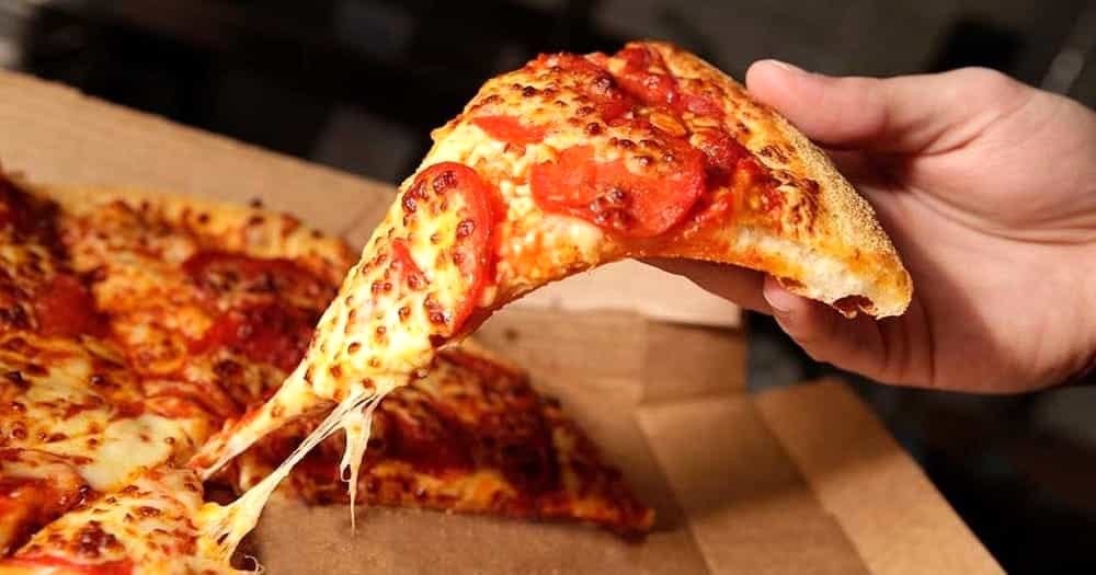Sempre più italiani chiedono cibo a domicilio: pizza, gelato e hamburger tra le preferenze