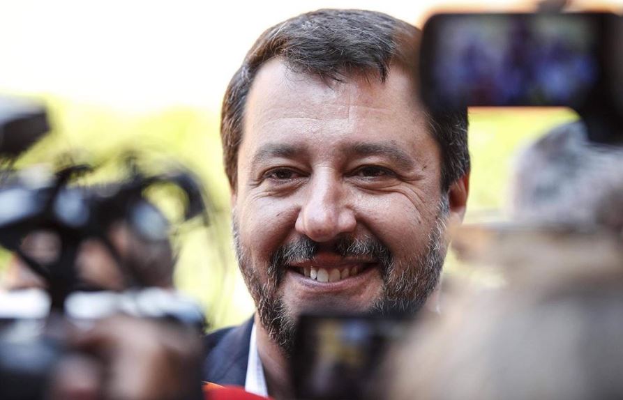 Salvini: “Gli immigrati a bordo della Sea Watch? La Ue li mandi in Olanda e Germania, in Italia non entrano”