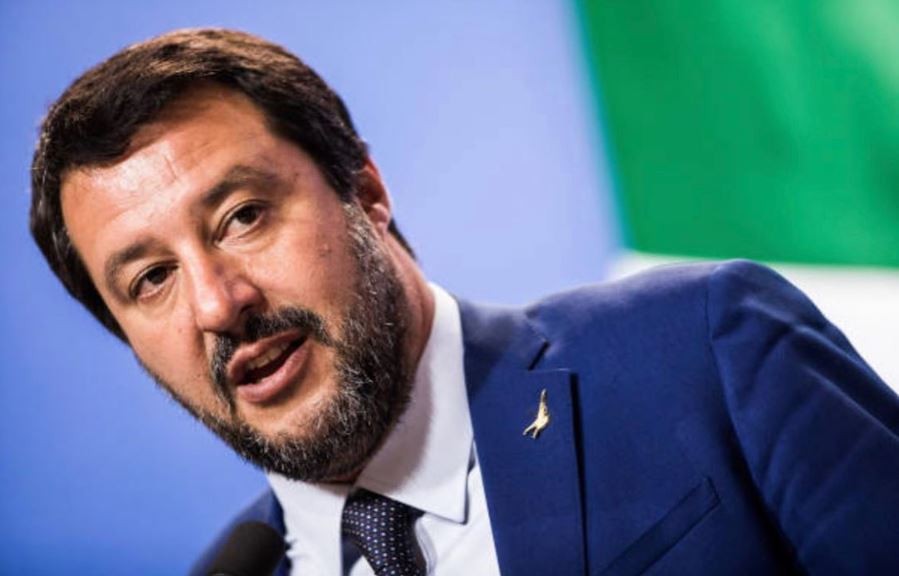 Salvini: “Gli italiani sono i migliori al mondo, giù le tasse per non farli fuggire all’estero”