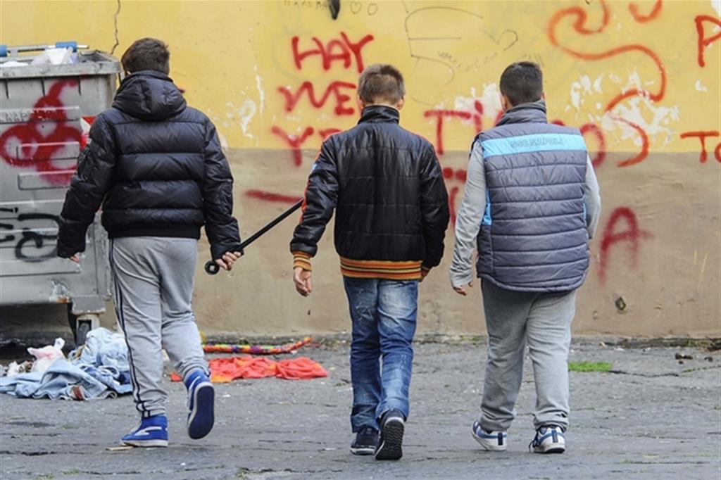 Napoli, aggredito 13enne da baby gang in centro commerciale