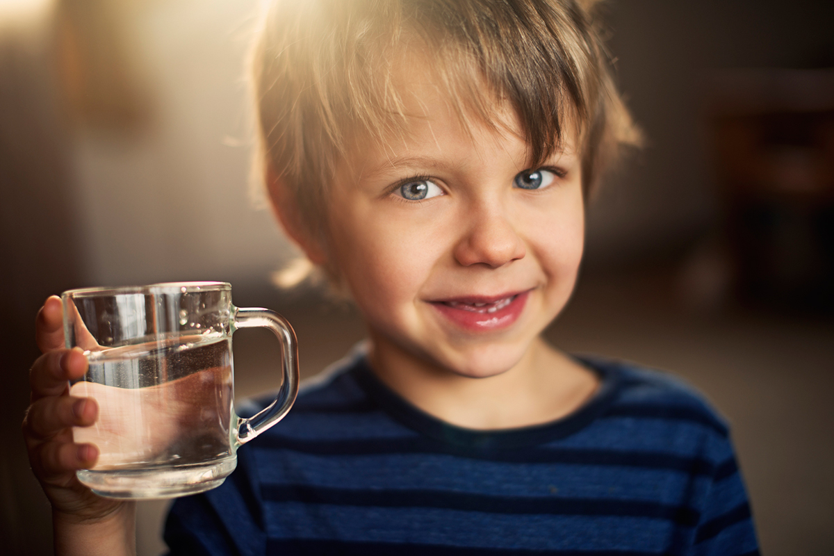 Caldo, occhio ai più piccoli: ecco i consigli per farli bere di più