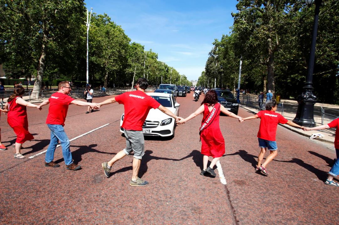 Attivisti GreenPeace bloccano auto di Boris Johnson a Londra: “Agire subito contro cambiamenti climatici”