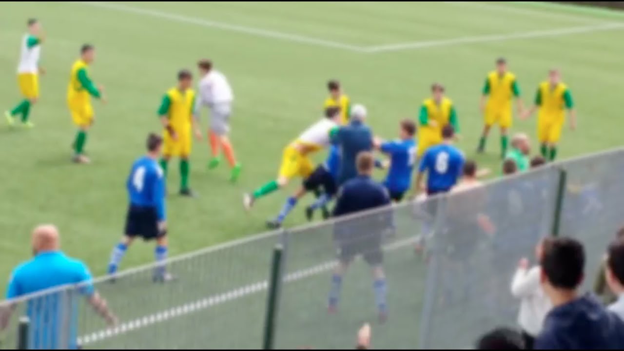 Calcio giovanile, Fdi propone Daspo ai genitori hooligans: “Cartellino rosso per i violenti”