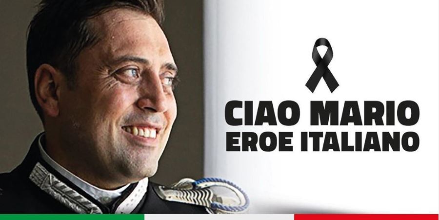 VIDEO | Carabiniere ucciso, Salvini saluta la vedova. La folla: “Matteo, giustizia per Mario”