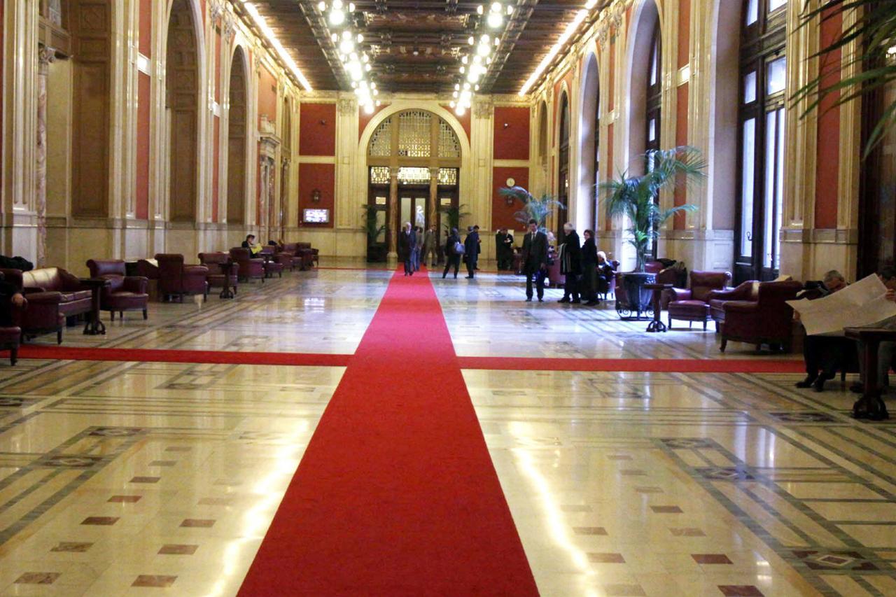 Dress code in Parlamento, Mollicone (Fdi): “Alcune mie colleghe vestite come se dovessero andare in spiaggia…”