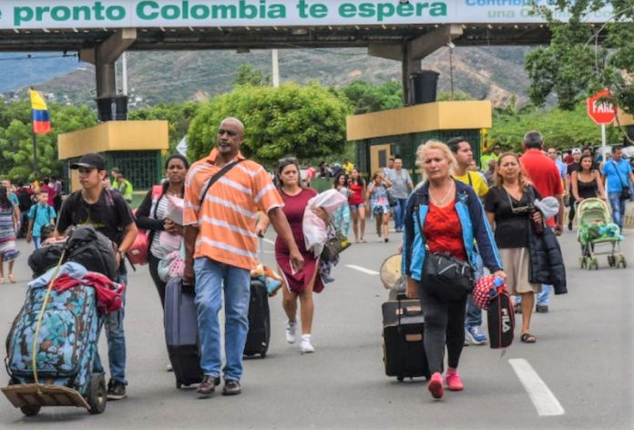 HANNO PERSO TUTTO | Intere famiglie in fuga a piedi dal Venezuela