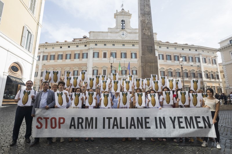 Conflitto in Yemen | ”Stop armi italiane in Yemen”, flash mob a Montecitorio