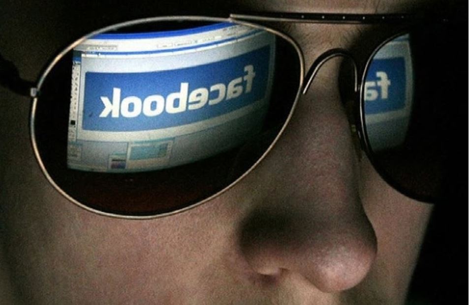 9 ITALIANI SU 10 DROGATI DI SMARTPHONE | Sarà la campagna elettorale più social di sempre