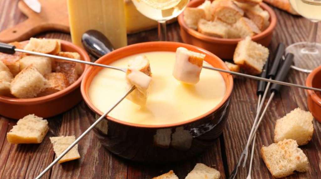 LA RICETTA Fonduta Piatto Tipico Della Cucina Svizzera Ecco Come Si LA RICETTA Fonduta Piatto Tipico Della Cucina Svizzera Ecco Come Si