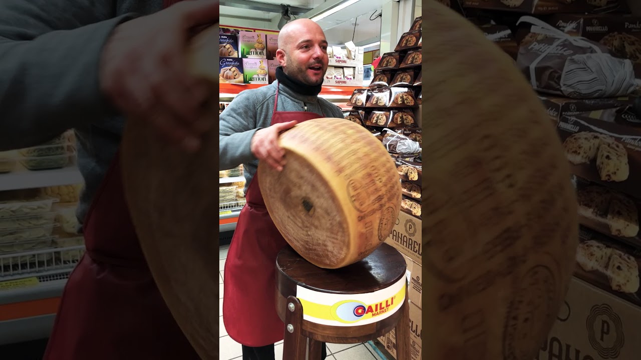 VIDEO | Pazzesco, taglio a mano di una forma di Parmigiano Reggiano 60 mesi!