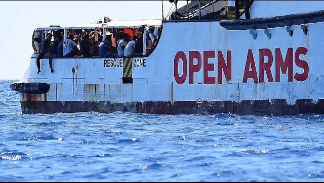 VIDEO | Migranti, medico Lampedusa: “Dei 13 sbarcati solo uno malato”
