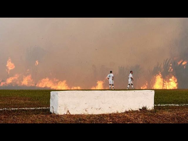 VIDEO | Brasile, le fiamme della foresta amazzonica circondano il campo, partita di calcio interrotta
