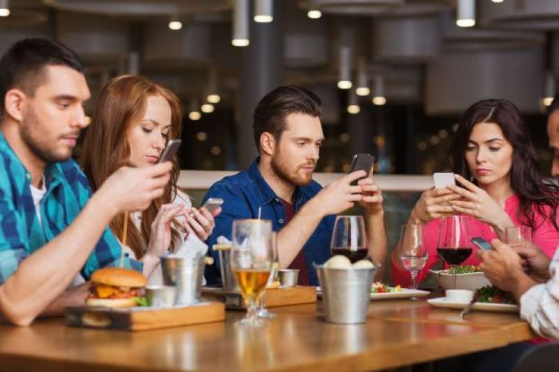 9 ITALIANI SU 10 DROGATI DI SMARTPHONE | Sarà la campagna elettorale più social di sempre