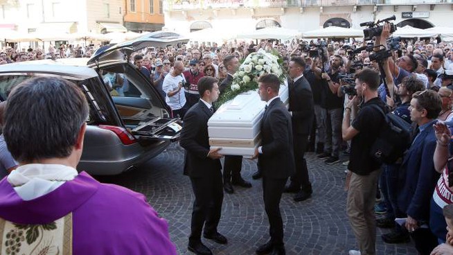ADDIO “GUERRIERA” | Folla a Brescia per l’ultimo saluto a Nadia Toffa [VIDEO]