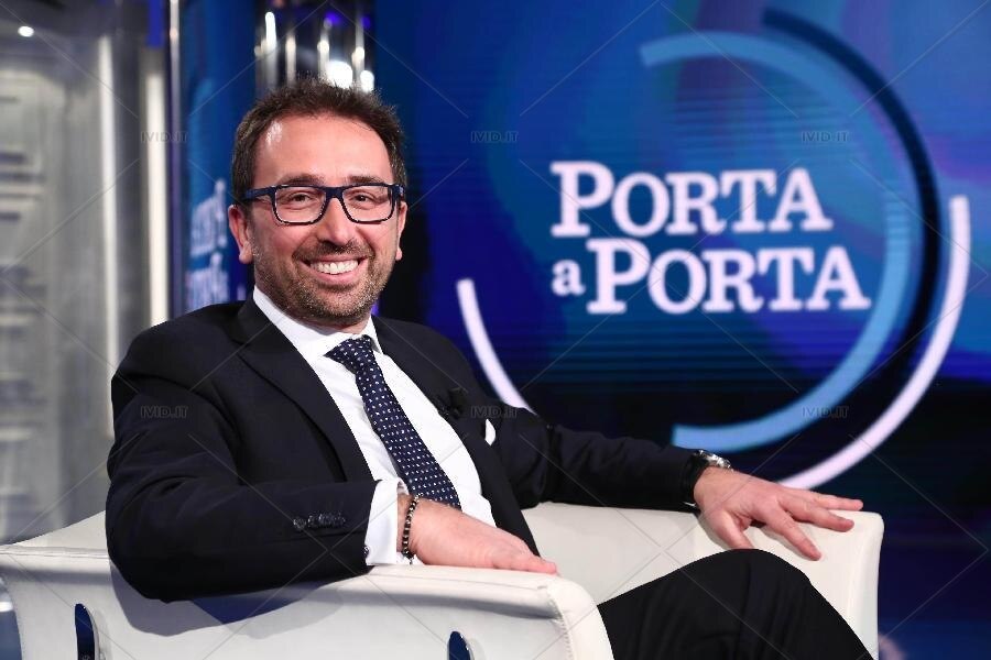 Ministro Bonafede: “Salvini schizofrenico, così non si può guidare un Paese”