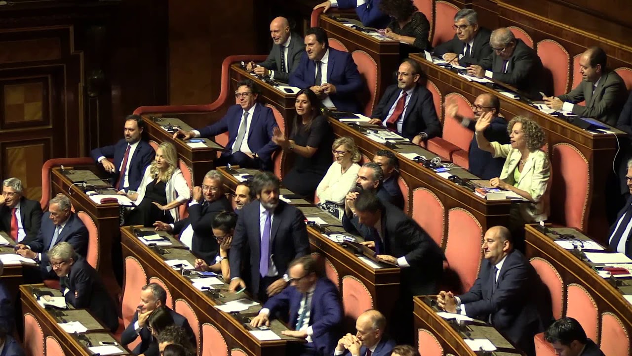 LO SHOW | Salvini ai senatori Pd: «Amate la poltrona». Loro gli fanno «Ciao ciao»