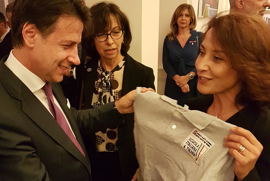 Italiani all’estero, Conte in Albania: incontro con la comunità italiana ed entusiasmo per Scuola Italiana a Tirana