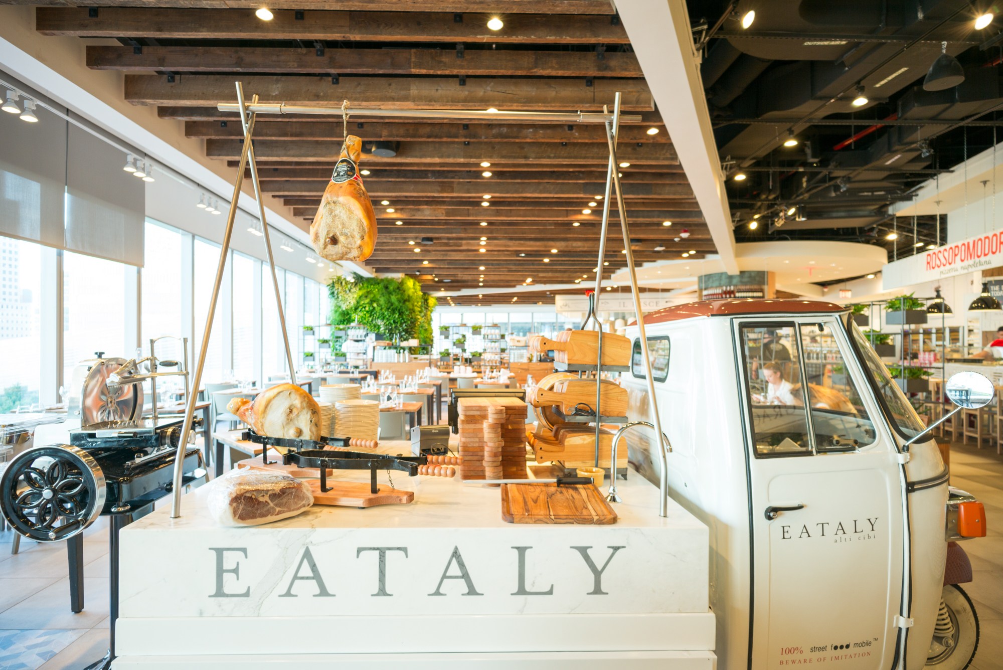 LAVORO | Oltre 250 posti da Eataly: richiesti cuochi, pizzaioli, commessi