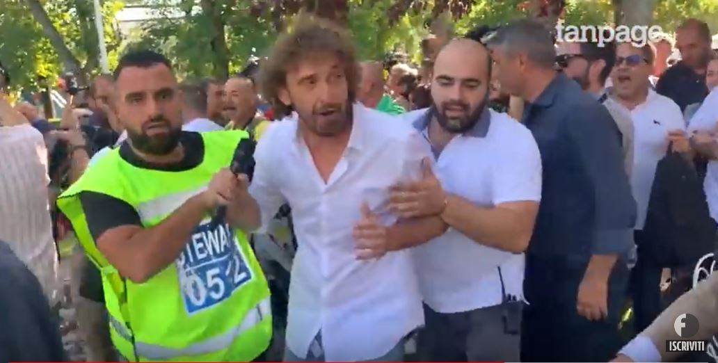 Filippo Roma linciato dagli attivisti M5S, la Iena: “Non mi era mai capitato” [VIDEO]