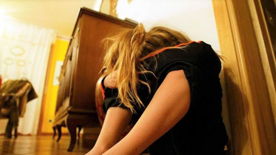 Abusa della figlia 13enne e finisce ai domiciliari. Per noi era meglio la castrazione chimica