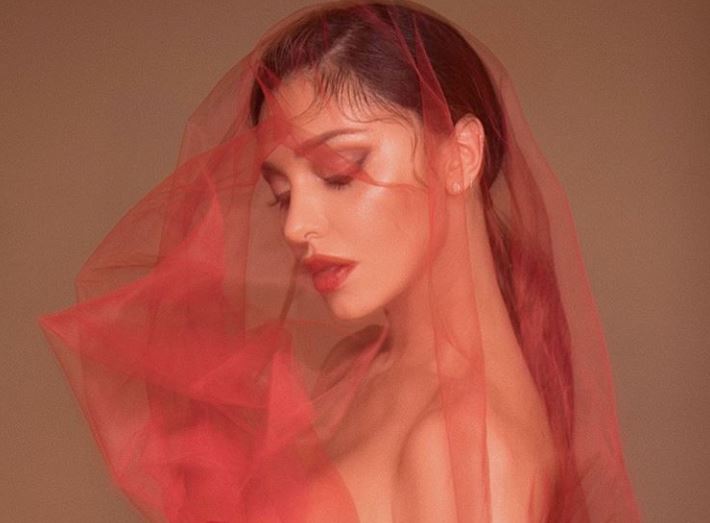 VELO ROSSO | Belen Rodriguez e il regalo di Natale ai suoi fan [FOTO]