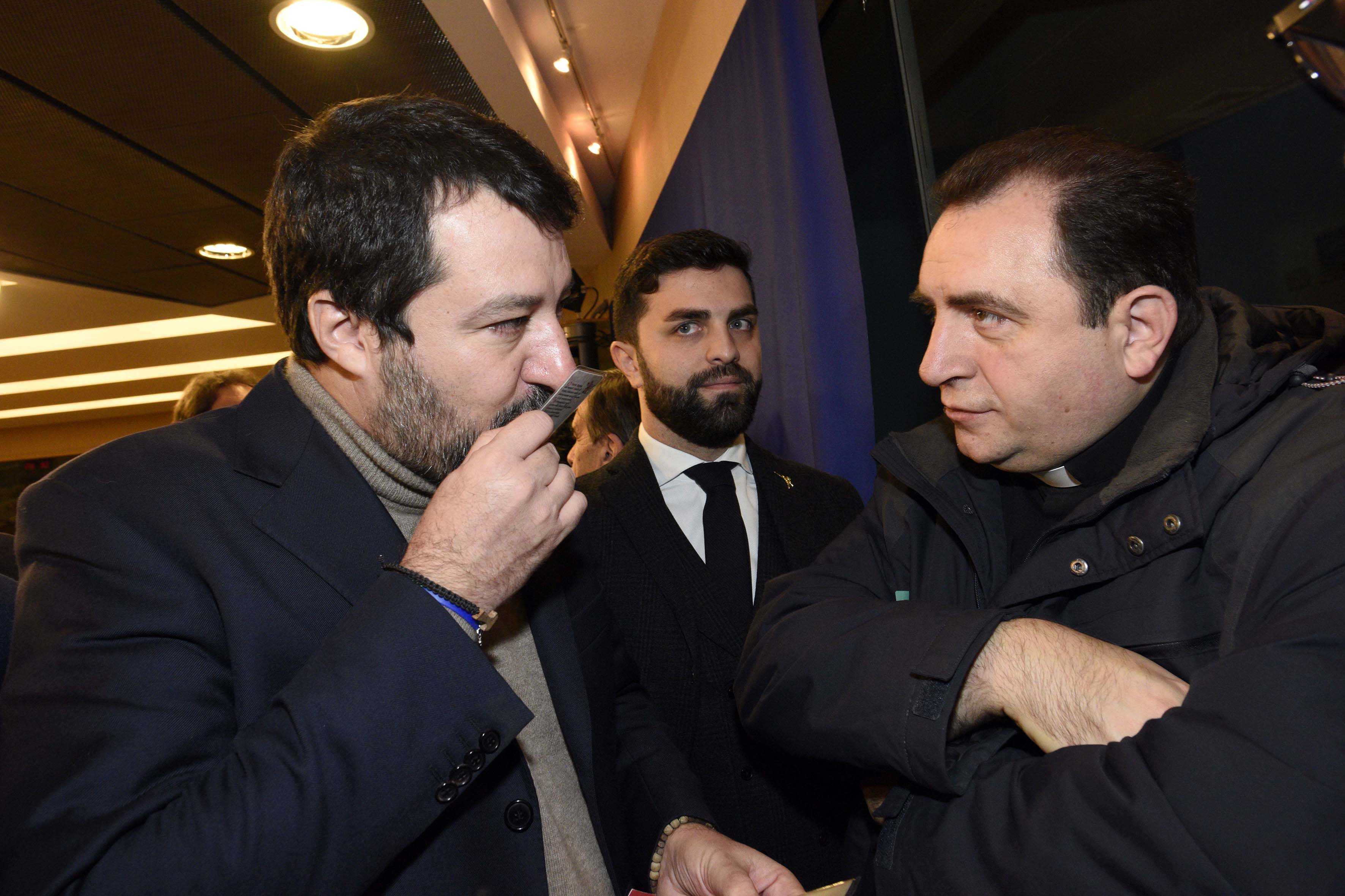 Don Carmelo Prima, il prete di frontiera che ammira Salvini: “Difende i valori cristiani”