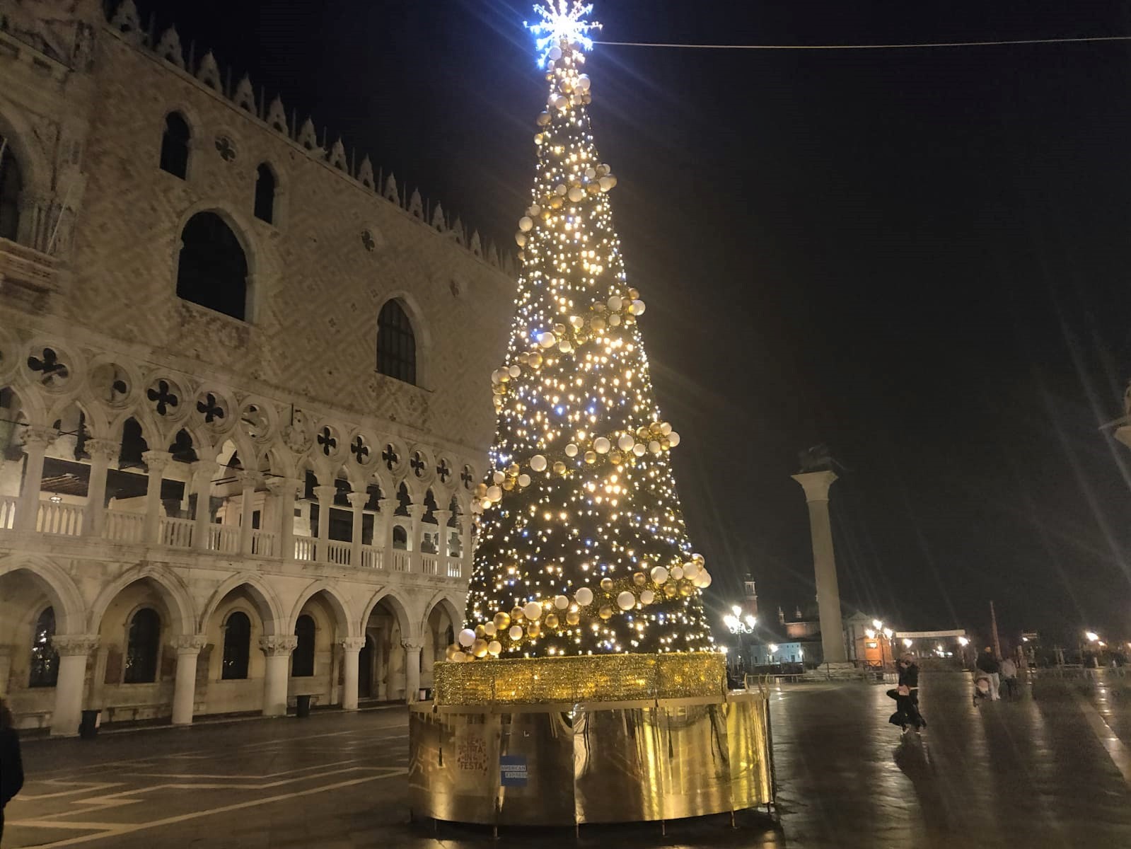 Venezia, si accende il Natale in piazza San Marco