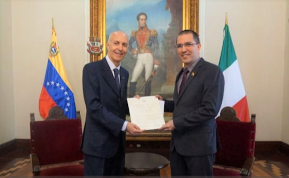 PLACIDO VIGO | Ambasciatore d’Italia in Venezuela: “Potrei restare tranquillo in ufficio, ma preferisco il contatto coi connazionali”