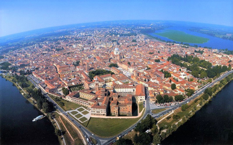 Mantova, sempre più immigrati. E cresce il numero di chi emigra all’estero