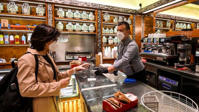 CORONAVIRUS | Roma, asporto in bar e ristoranti: “Ma così non ci conviene”