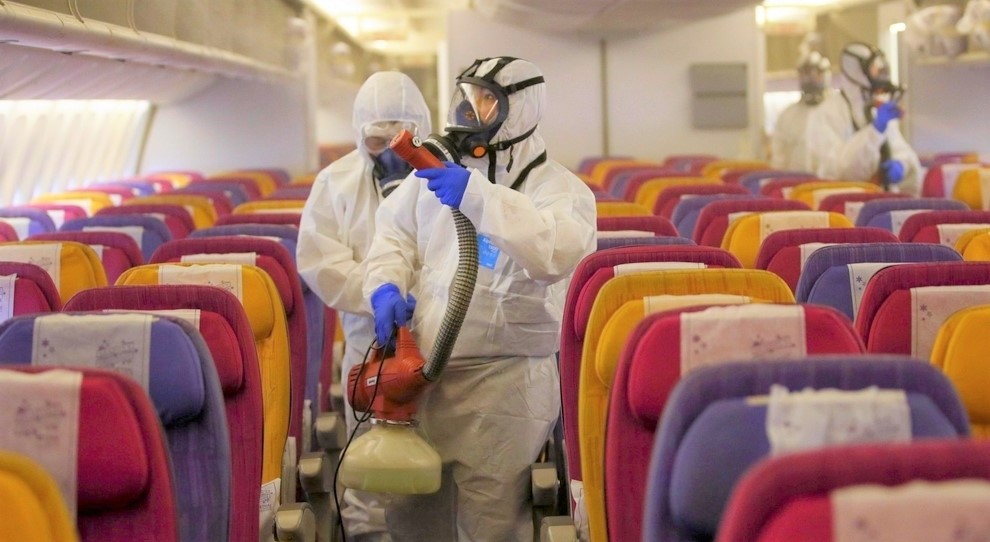Cosa cambia nei cieli: voli pieni ma no al bagaglio a bordo