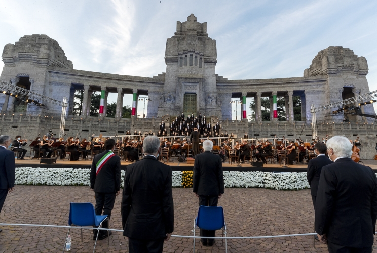 CORONAVIRUS | Mattarella: “L’Italia ferita si inchina davanti al dolore di Bergamo” [VIDEO]