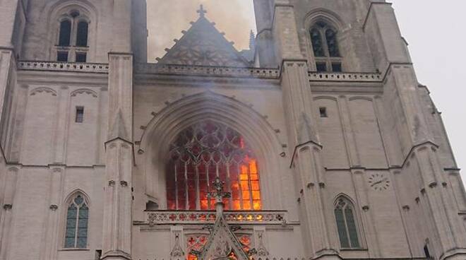 Cattedrale di Nantes in fiamme, immagine dell’Europa