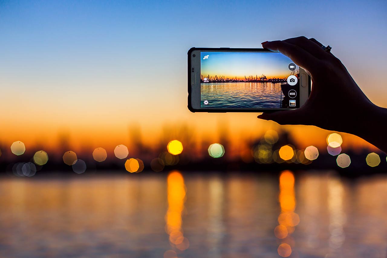 Smartphone e vacanze, dove e come gli italiani hanno rotto il telefono nell’estate 2020