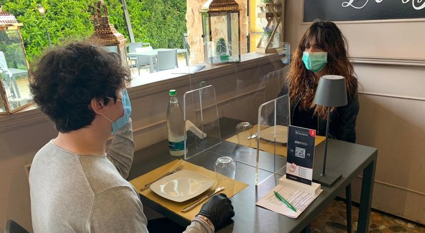 CORONAVIRUS | Al ristorante aumenta il rischio di contagio? La Fipe: “Sensazionalismo più dannoso del virus”