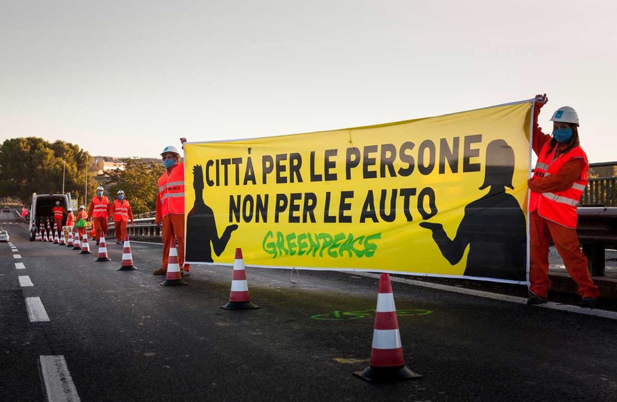 Greenpeace in azione a Roma: “Ripartire dalla mobilità sostenibile”