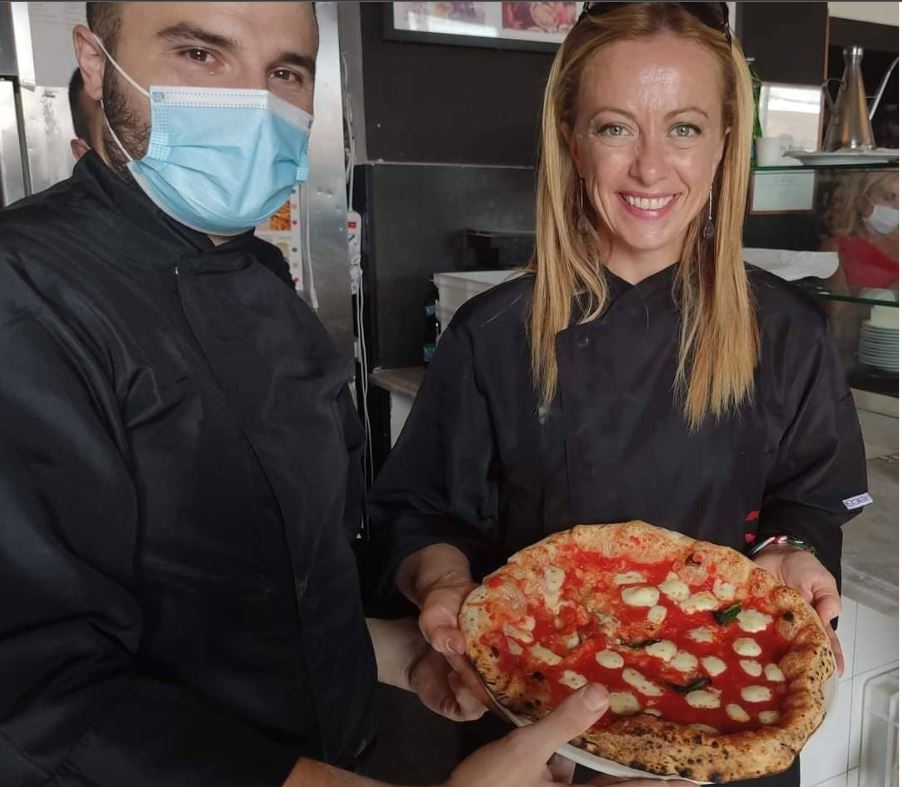 VIDEO | Giorgia Meloni prepara la pizza sul lungomare di Napoli, poi attacca: “Governo incompetente”