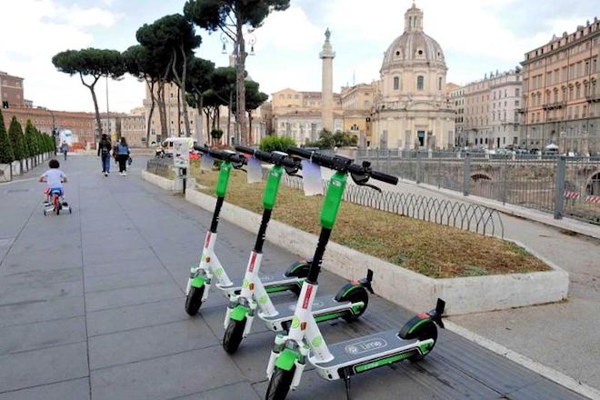 Monopattino, a Roma è diventata una moda (pericolosa)