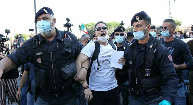 VIDEO | Roma, quei pazzi dei “no mask” scendono in piazza. Polizia porta via manifestante