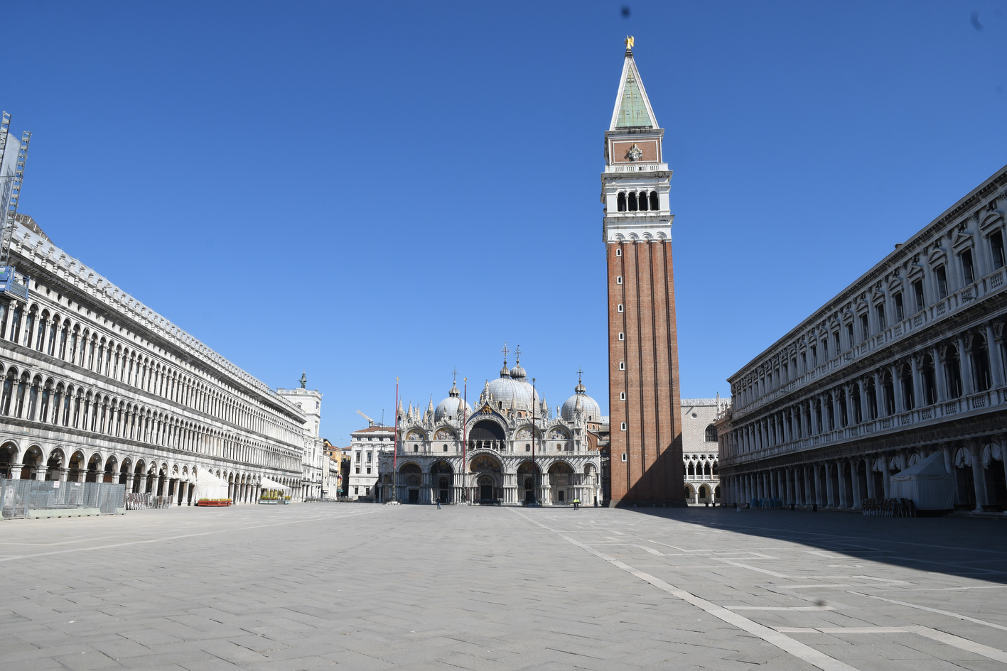 CORONAVIRUS | Venezia, turismo in ginocchio: chiudono i caffè storici di Piazza San Marco